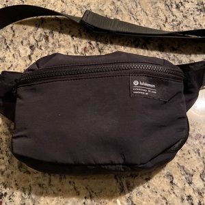 Lululemon Clean Lines Belt Bag in Black